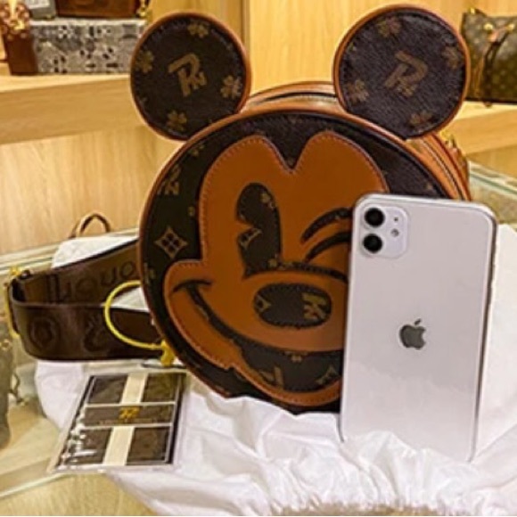 ✨$450✨  WATER PROOF  MICKEY MOUSE ZIPPER CROSSBODY BAG Disney land - Picture 8 of 14